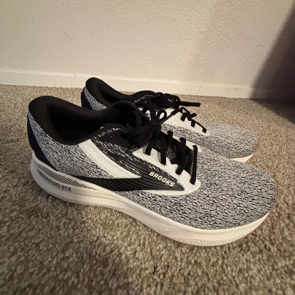 Brooks Adrenaline GTS 24 Men's Athletic Shoes - Black and Gray